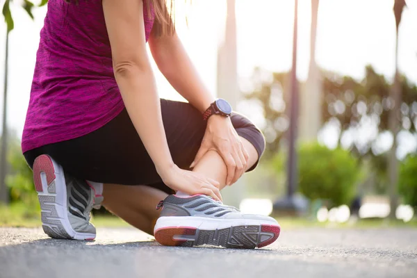 발목 삐입니다. 젊은 여자는 운동 하 고 실행 하는 동안 발목 부상에서 고통. 의료 및 스포츠 개념. — 스톡 사진