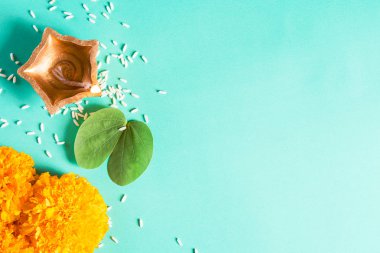 Mutlu Dussehra. Kil Diya lambalar sarı çiçekler, yeşil yaprak ve yeşil pastel arka plan üzerinde pirinç ile Dussehra sırasında yaktı. Dussehra Hint Festivali konsepti.