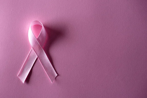 粉红胶纸背景粉红丝带支持乳腺癌认知月活动. — 图库照片