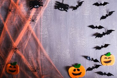 Halloween el sanatları üst görünümü, metin için kopya alanı ile beyaz arka plan üzerinde hayalet, yarasa ve örümcek ile turuncu Örümcek web. cadılar bayramı kavramı.