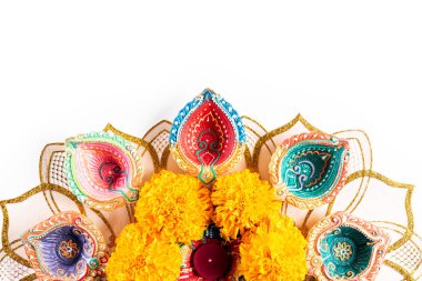 Mutlu Diwaliler - Dipavali sırasında Clay Diya lambaları yandı, Hindu ışık festivali kutlaması. Beyaz arka planda renkli geleneksel gaz lambası diya