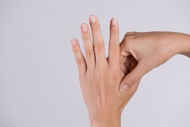 Sağlık ve tıbbi kavram. Acılı eline masaj yapıyor