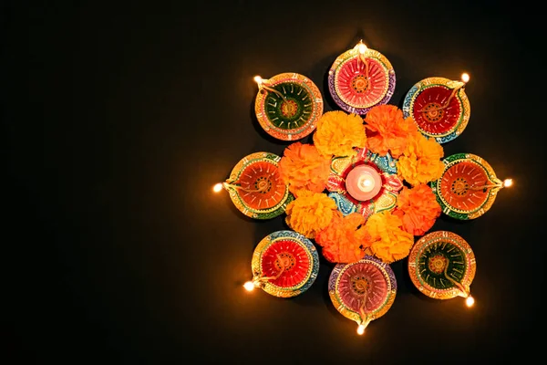 Happy Diwali - Clay Diya lámpák világított alatt Dipavali, hindu fesztivál fények ünneplés. Színes hagyományos olajlámpa diya fehér alapon — Stock Fotó