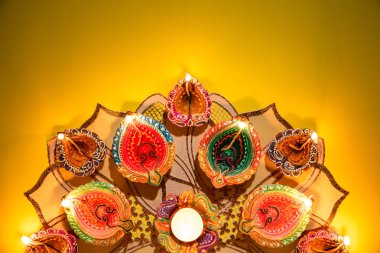Mutlu Diwali - Kil Diya lambalar Dipavali, ışıklar kutlama Hindu festivali sırasında yaktı. Sarı arka planda renkli geleneksel yağ lambası diya