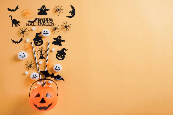 Draufsicht auf Halloween-Basteleien, orangefarbener Kürbis, Geist, Fledermaus und Spinne auf orangefarbenem Hintergrund mit Kopierplatz für Text. Halloween-Konzept. — Stockfoto