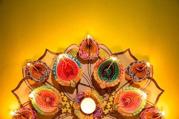 Happy Diwali - Clay Diya lampes allumées pendant Dipavali, fête hindoue de la célébration des lumières. Lampe à huile traditionnelle colorée diya sur fond jaune — Photo