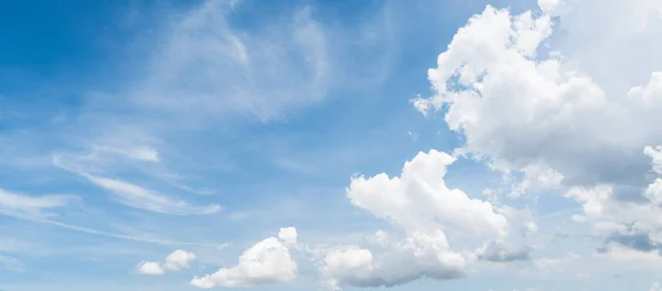 Klarer blauer Himmel mit weißem Wolkenhintergrund. Aufräumtag und gutes Wetter am Morgen. — Stockfoto