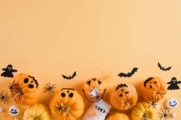 Widok górny rzemiosła Halloween, pomarańczowa dynia, biały duch, nietoperz i pająk na pomarańczowym tle z miejsca na tekst. koncepcja halloween. — Zdjęcie stockowe