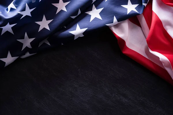 Fröhlicher Veteranentag. Amerikanische Fahnen Veteranen vor einer Tafel Hintergrund. — Stockfoto