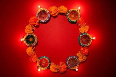 Mutlu Diwaliler - Dipavali sırasında Clay Diya lambaları yandı, Hindu ışık festivali kutlaması. Pembe arka planda renkli geleneksel gaz lambası diya
