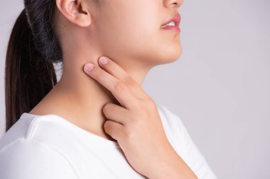 Boğaz ağrısı. Güzel Genç Kadın 'ın Hasta Boynuna Dokunan Eli' nin yakın çekimi. Sağlık ve Tıp Konsepti.