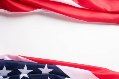 Gaziler Günün kutlu olsun. Beyaz arka planda Amerikan bayrakları. 