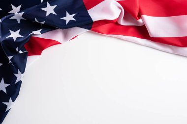 Gaziler Günün kutlu olsun. Beyaz arka planda Amerikan bayrakları. 