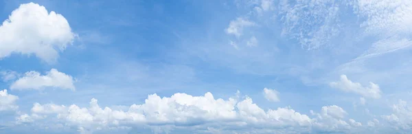 Panorama eines klaren blauen Himmels mit weißem Wolkenhintergrund. Aufräumtag und gutes Wetter am Morgen. — Stockfoto
