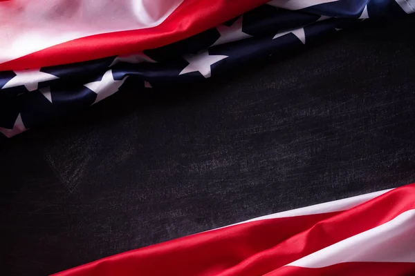 Grattis på veterandagen. Amerikanska flaggor veteraner mot en blackboard bakgrund. — Stockfoto