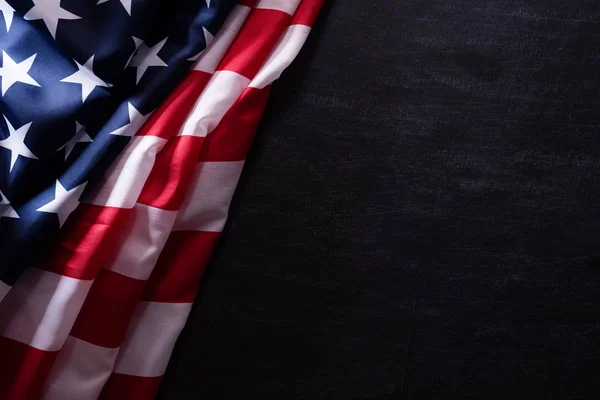 Joyeuse journée des anciens combattants. Drapeaux américains vétérans sur fond de tableau noir . — Photo