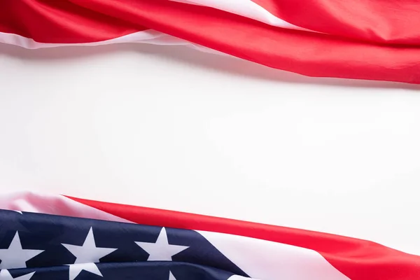 Szczęśliwego Dnia Weterana. Amerykańskie flagi na białym tle. — Zdjęcie stockowe