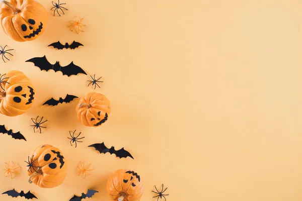 Vista superior de manualidades de Halloween, calabaza naranja, fantasma blanco, murciélago y araña sobre fondo naranja con espacio de copia para el texto. concepto de Halloween. — Foto de Stock