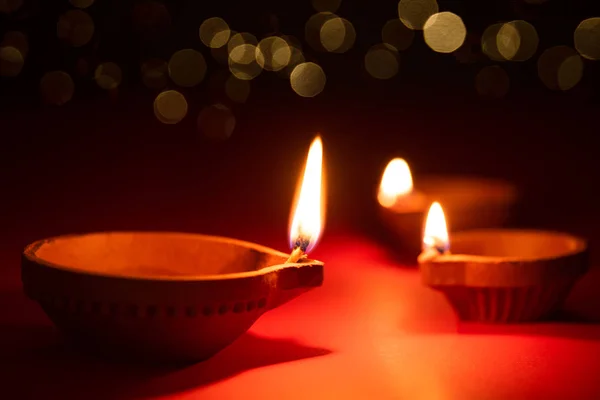 Happy Diwali -粘土Diyaランプはディパヴァリ、ライトお祝いのヒンズー教の祭りの間に点灯 — ストック写真
