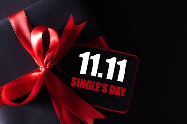 Çin online alışveriş, 11.11 tek gün satış konsepti. metin 11.11 tek gün satış için kopya alanı ile siyah arka plan üzerinde şerit ile siyah ve kırmızı kağıt etiketi.
