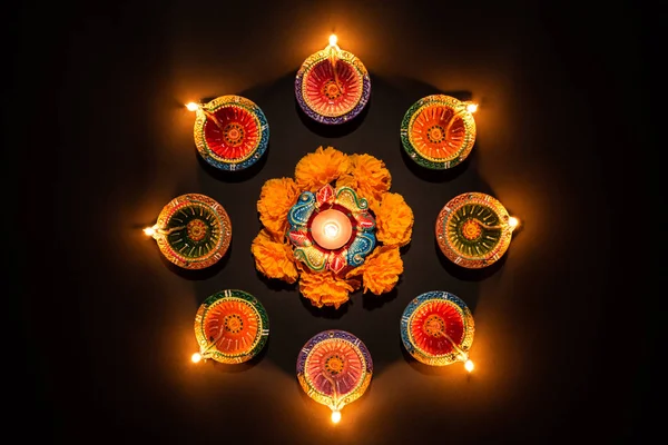 Happy Diwali - Clay Diya llit во время Dipavali, индуистского праздника огней. Цветная традиционная масляная лампа diya на черном фоне — стоковое фото