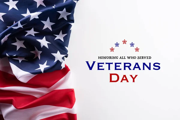 Buon Giorno dei Veterani. Bandiere americane su sfondo bianco . — Foto Stock