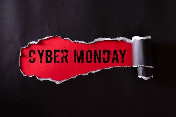 Top kilátás a fekete szakadt papír és a szöveg Cyber Monday piros alapon. Cyber Hétfő összetétele. — Stock Fotó
