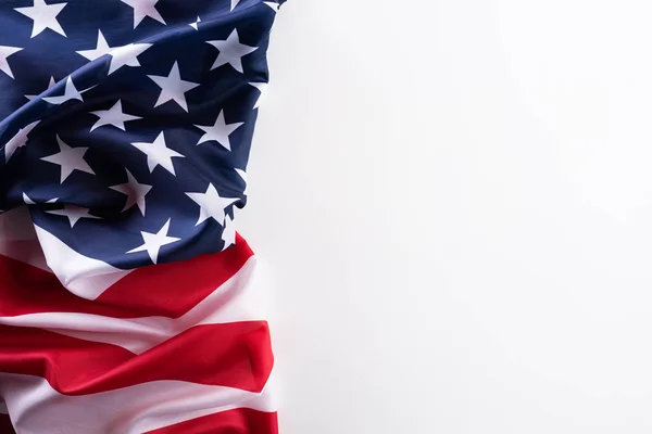 행복 한 퇴역 군인들의 날이지. 흰 배경에 대고 있는 미국 국기. — 스톡 사진