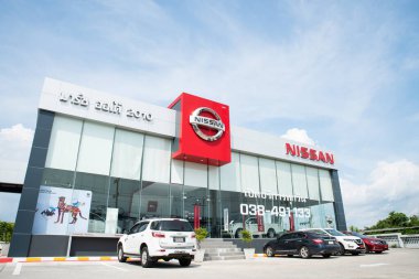 Laemchabang-Chonburi, Tayland - 09 Mayıs 2020. Nissan otomobil galerisi ve otomobil galerisi Chonburi-Tayland 'da mavi gökyüzüne karşı Japon çok uluslu otomobil üreticisi..