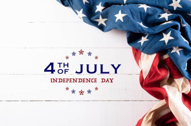 Anma Günün kutlu olsun, 25 Mayıs. Beyaz ahşap arka plana karşı Amerikan bayrakları. Kopyalama alanı olan düz.