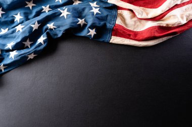 Bağımsızlık Gününüz kutlu olsun. Siyah arka planda Amerikan bayrakları. 4 Temmuz.