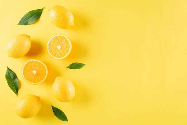 Yaz Kompozisyonu Portakallar Limon Yeşil Yapraklar Pastel Sarısı Arka Plan — Stok fotoğraf
