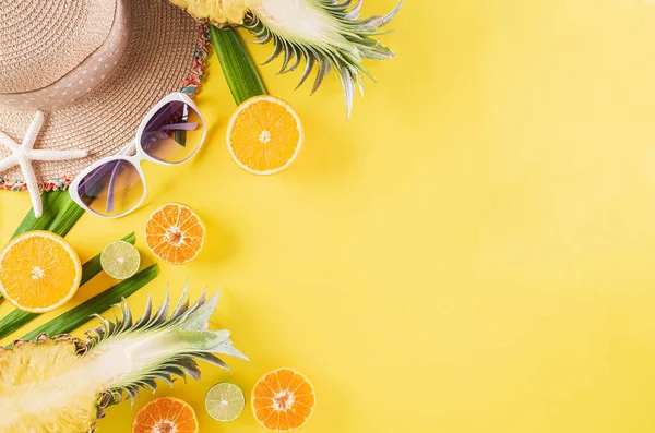 Concepto Colorido Verano Vacaciones Sombrero Paja Gafas Sol Ramas Palma — Foto de Stock