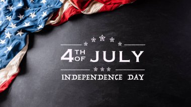 Bağımsızlık Gününüz kutlu olsun. Siyah arka planda Amerikan bayrakları. 4 Temmuz.
