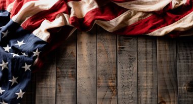 Bağımsızlık Gününüz kutlu olsun. Eski ahşap arka planda Amerikan bayrakları. 4 Temmuz.