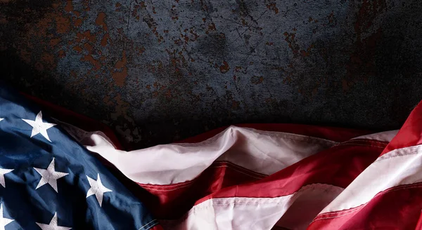 Grattis Självständighetsdagen Amerikanska Flaggor Mot Mörk Sten Bakgrund Juli — Stockfoto