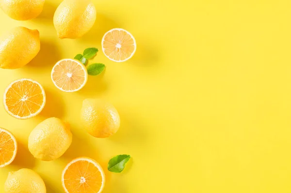 Yaz Kompozisyonu Portakallar Limon Yeşil Yapraklar Pastel Sarısı Arka Plan — Stok fotoğraf