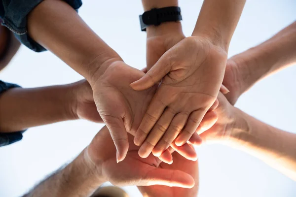 Nahaufnahme Von Unten Wie Menschen Ihre Hände Zusammenlegen Freunde Mit — Stockfoto