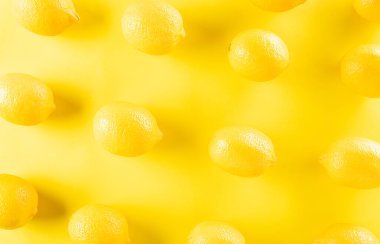 Pastel sarı arka planda taze limon manzarası. Yemek konsepti. Düz yatış, üst görünüm.