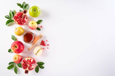 Rosh hashanah (Yahudi Yeni Yıl Tatili), beyaz arka planda geleneksel veya din sembolleri kavramı.