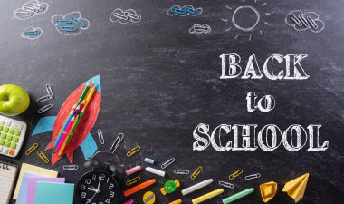 Eğitim ya da okula dönüş konsepti. Renkli okul gereçleri, kitaplar, renkli kalemler, hesap makinesi, kalem, kesici, klipler ve arka planda yeşil elma. Düz yatıyordu.