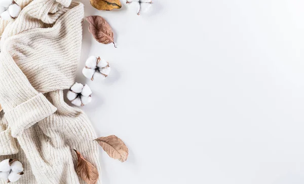 Composición Otoño Flores Algodón Hojas Otoño Suéter Mujer Sobre Fondo —  Fotos de Stock