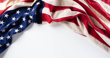 Beyaz arka plana karşı Amerikan bayrakları. Fotokopi alanı olan düz bir yer. Mutlu İşçi Bayramı konsepti.