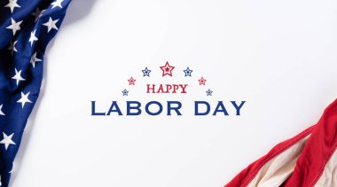 Beyaz arka plana karşı Amerikan bayrakları. Fotokopi alanı olan düz bir yer. Mutlu İşçi Bayramı konsepti.