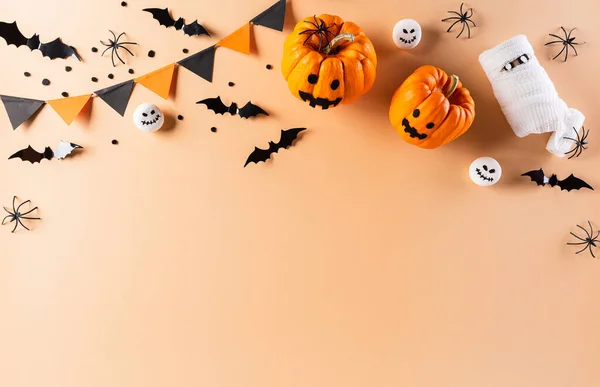 Une Illustration D'halloween D'une Poupée Avec Des Citrouilles Et Un  Autocollant Qui Dit  Halloween .