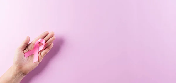 Руки Розовыми Лентами Осведомлённость Раке Груди Символический Лук Повышающий Осведомленность — стоковое фото