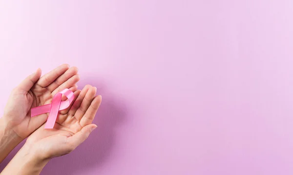 Здравоохранение Понимание Рака Молочной Железы Руки Розовыми Лентами Осознание Рака — стоковое фото