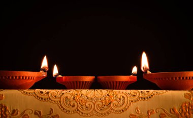 Mutlu Diwali - Dipavali sırasında Clay Diya lambaları yandı, Hindu Işık Festivali.