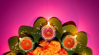 Mutlu Dussehra. Dussehra sırasında yeşil yaprak ve pirinçle yakılan Clay Diya lambaları. Dussehra Hint Festivali konsepti.