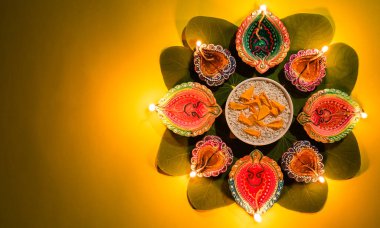 Mutlu Dussehra. Dussehra sırasında yeşil yaprak ve pirinçle yakılan Clay Diya lambaları. Dussehra Hint Festivali konsepti.